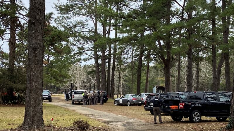 Se está realizando una búsqueda en Hemphill de un sospechoso de asesinato que no se presentó...