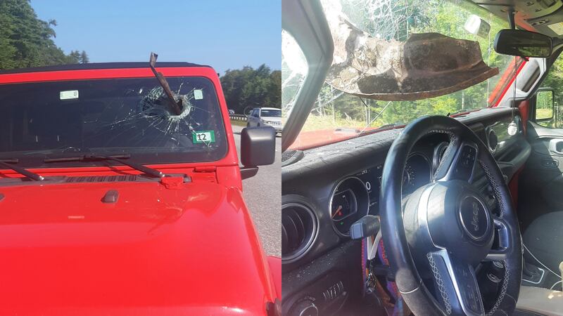 Esta fotografía proporcionada por la Policía Estatal de Maine muestra un Jeep que fue golpeado...