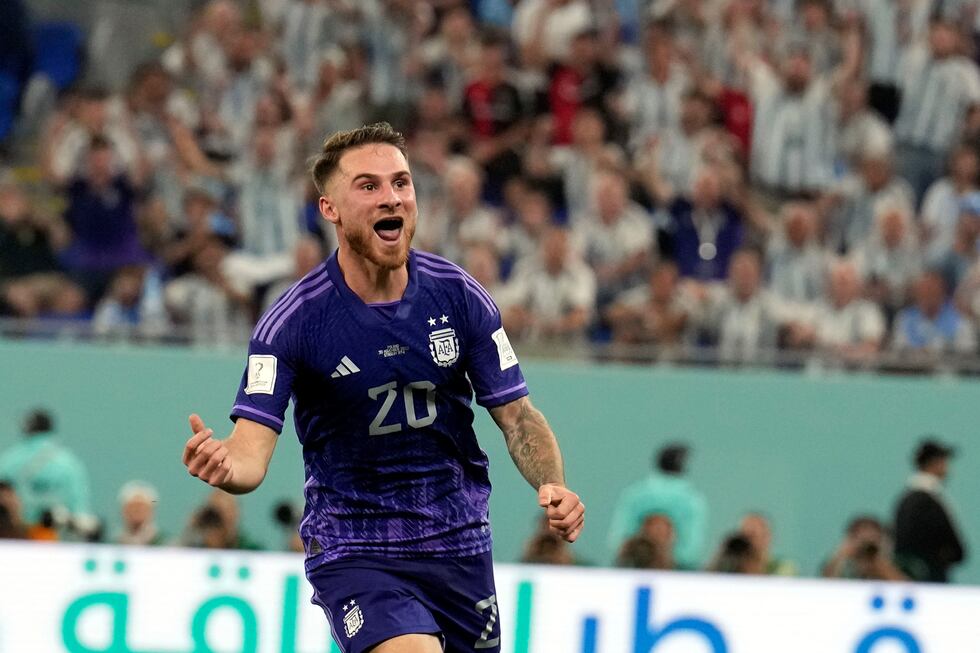 Alexis Mac Allister celebra tras anotar el primer gol de Argentina durante el partido contra...