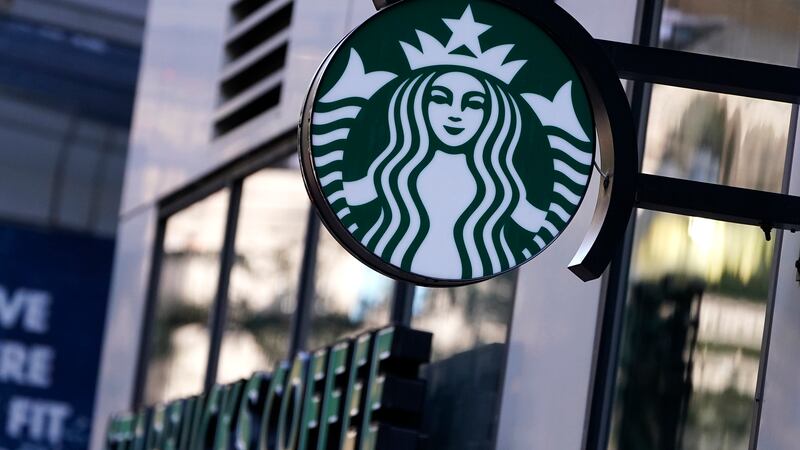 Starbucks ha pedido que sus 228.000 empleados de Estados Unidos revelen su estado de...