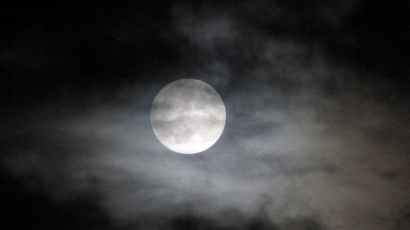 La luna de fresa comenzó a aparecer el Domingo por la noche y alcanzará su máximo brillo el...