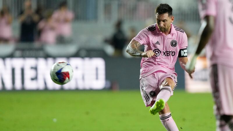 El delantero del Inter Miami Lionel Messi (10) ejecuta un tiro libre para anotar un gol...
