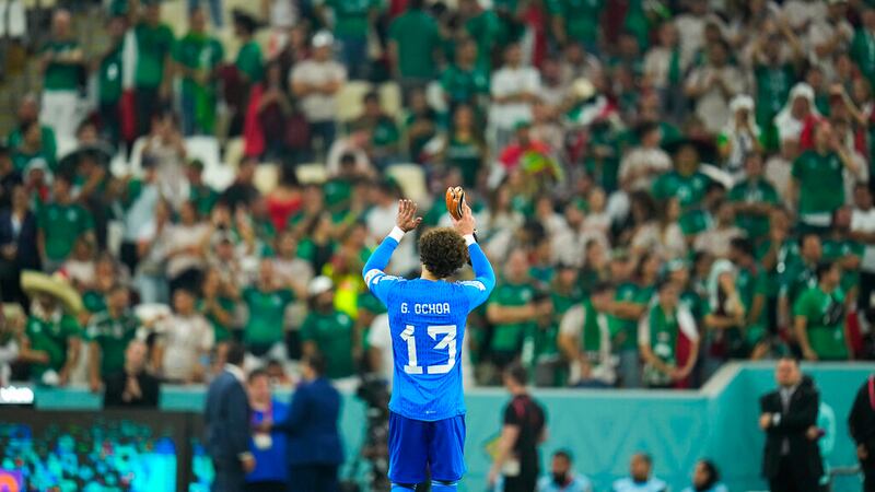 El arquero mexicano Guillermo Ochoa saluda a los hinchas al final del partido contra Arabia...