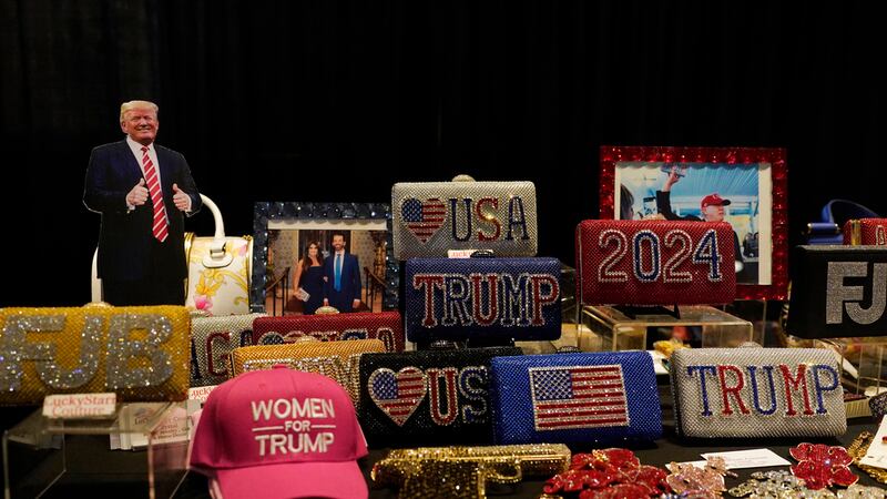 Diversos recuerdos son exhibidos antes del discurso del expresidente Donald Trump en la...