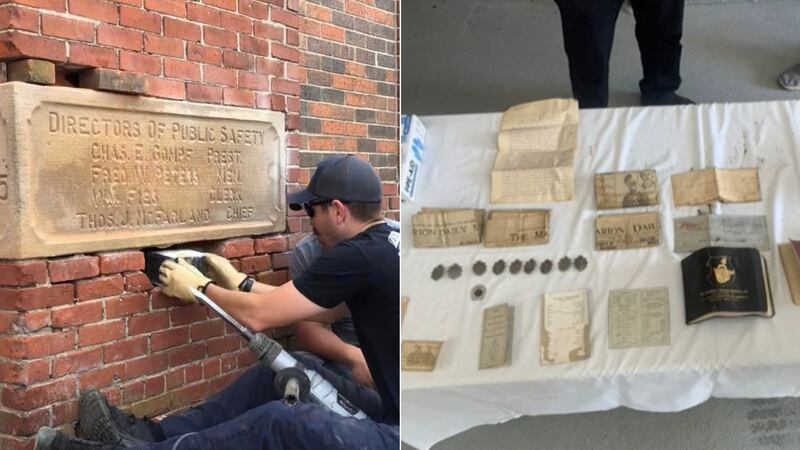 Los bomberos encontraron la cápsula del tiempo dentro de la piedra angular de la estación.