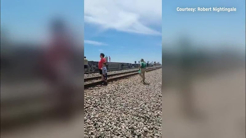 Video de pasajeros sentados en un vagón en un campo después del accidente de Amtrak en...