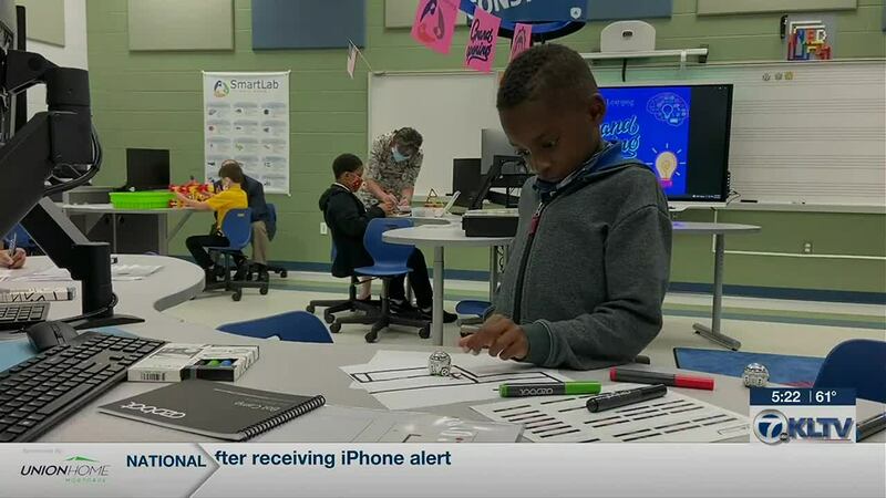 Una escuela primaria de Longview ha introducido un nuevo "SmartLab" que hace que los niños...