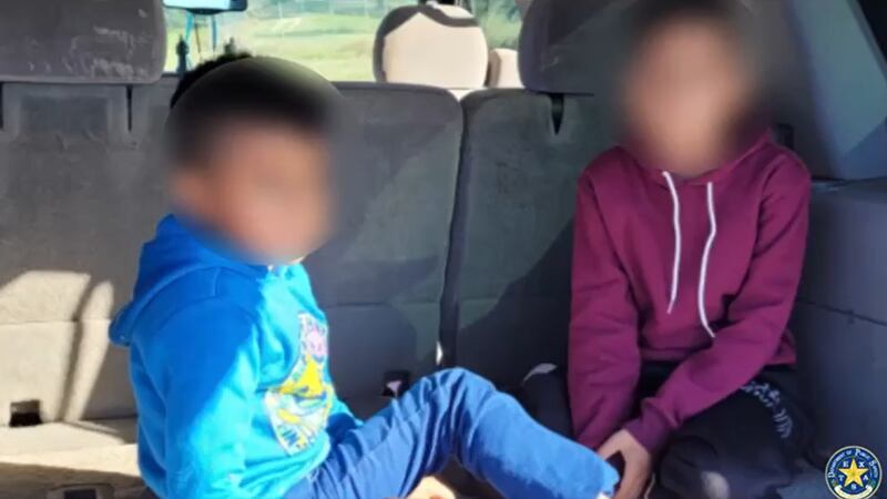 Un oficial del DPS de Texas rescató a dos niños mexicanos de un contrabandista.
