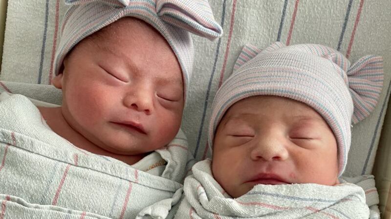 Aylin y Alfredo Trujillo nacieron con 15 minutos de diferencia, lo que los hizo nacer en...