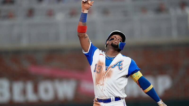 El venezolano Ronald Acuña Jr., de los Bravos de Atlanta, festeja luego de batear un jonrón...
