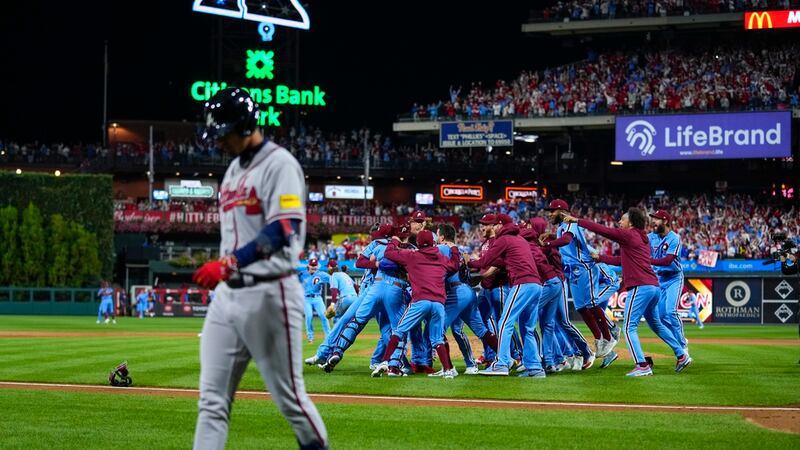 Los Filis de Filadelfia festejan tras eliminar a los Bravos de Atlanta en el cuarto juego de...