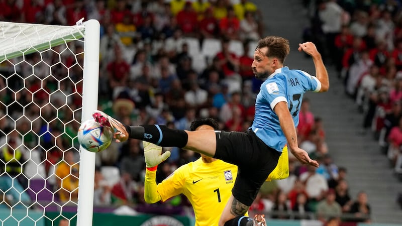 El uruguayo Matías Viña intenta golpear el balón durante el partido contra Corea del Sur por...