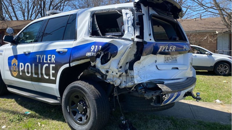 Una mujer resultó herida cuando su SUV se salió de Gentry Parkway y golpeó un vehículo...