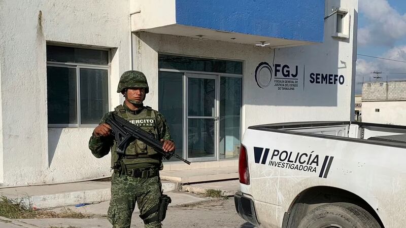 Un soldado del ejército mexicano custodia la sede de la Fiscalía del Estado de Tamaulipas en...