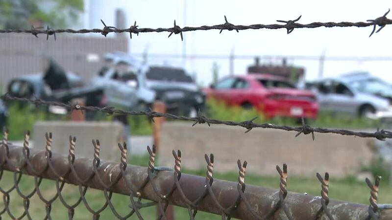 Hallan el cadáver de un joven de 17 años en un estacionamiento de grúas de Milwaukee días...