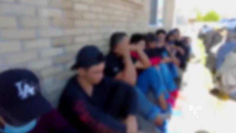 Encuentran a 100 migrantes escondidos en varias casas cerca de la frontera en el lado de Texas