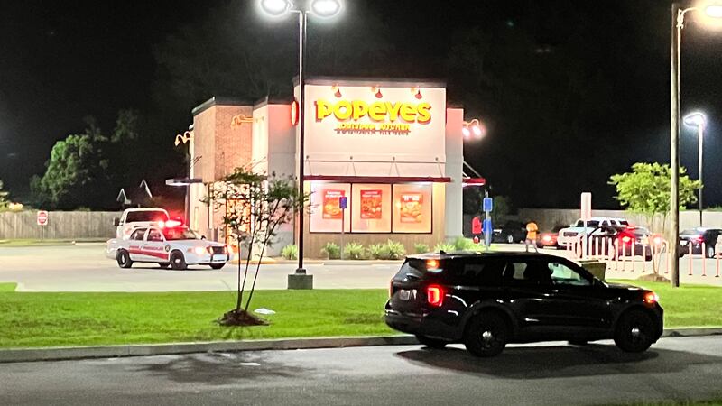 Pistolero dispara a dos empleados de Popeyes en ventanilla de autoservicio en Prichard