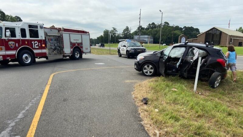 Dos personas fueron llevadas al hospital después de un accidente en Loop 281 en Longview el...